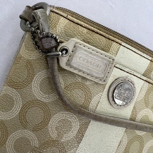 Coach signature leather Wristlet Very Used wallet cream logo - Picture 13 of 13